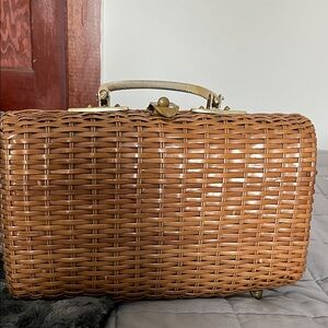 Vintage woven British Hong Kong  bag in good Condition.